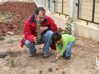 Jesús León y Pablo Plantando cactus.